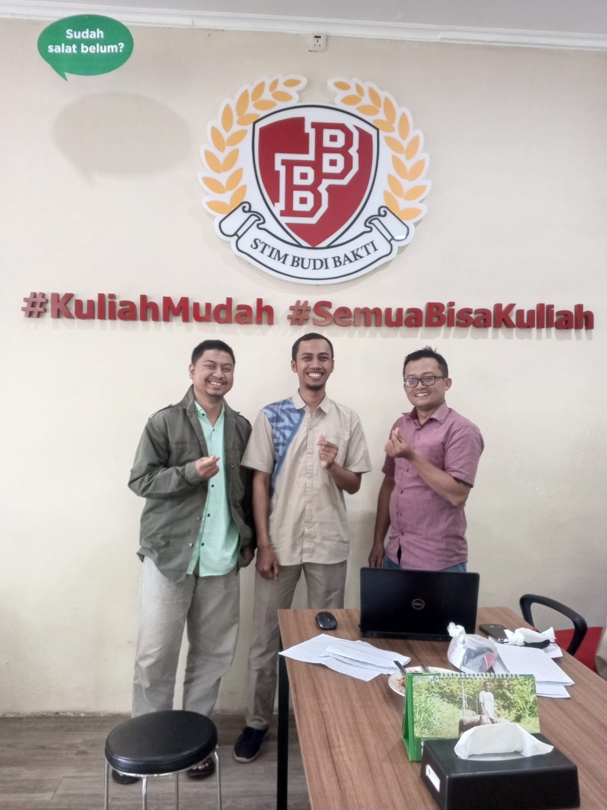 Kolaborasi Bidang Kemahasiswaan, Alumni, dan Humas Kerjasama Kampus Budi Bakti dengan Greatedunesia dalam Pengelolaan Alumni Bogor. Upaya meningkatkan sinergi antara perguruan tinggi dan dunia kerja, Kampus Budi Bakti melalui Bidang Kemahasiswaan, Alumni, dan Humas Kerjasama dengan bangga mengumumkan kolaborasi strategis dengan Greatedunesia sebuah lembaga pendidikan yang salah satu departemennya fokus pada pengembangan karier dan pengelolaan jaringan alumni. Kerjasama ini bertujuan untuk memperkuat jejaring alumni Kampus Budi Bakti sekaligus mendukung peningkatan kapasitas dan peluang karier bagi para lulusan. Melalui kerjasama ini, Kampus Budi Bakti akan memanfaatkan teknologi dan jaringan profesional yang dimiliki oleh Greatedunesia untuk mengelola dan memantau perkembangan karier alumni. Langkah ini diharapkan dapat memperkuat hubungan antara kampus dan alumninya sehingga mampu menciptakan ekosistem yang saling mendukung, baik dalam dunia akademik maupun profesional. Kolaborasi dengan Greatedunesia meliputi beberapa program penting, antara lain: Pengembangan Database Alumni TerpaduPembuatan database yang terintegrasi sehingga alumni dapat dengan mudah terhubung dan mengakses informasi terkait karier dan perkembangan profesional. Program Bimbingan KarierMenghadirkan program mentoring dan pelatihan yang melibatkan alumni yang telah sukses di berbagai bidang untuk membimbing generasi lulusan berikutnya. Peningkatan Kesempatan Magang dan Kerja. Menghubungkan alumni dengan peluang karier yang lebih luas melalui Greatedunesia, serta memberikan akses informasi peluang magang dan pekerjaan di berbagai industri. Penyelenggaraan Event Networking dan Reuni Alumni. Mengadakan acara rutin seperti workshop, seminar, dan reuni yang memungkinkan alumni untuk saling bertukar pengalaman dan memperluas jaringan profesional. Aza El Munadiyan S.Si MM AMIPR, Wakil Ketua Bidang Kemahasiswaan, Alumni, dan Humas Kerjasama Kampus Budi Bakti, menyampaikan, “Kerjasama ini merupakan langkah nyata Kampus Budi Bakti dalam mendukung kesuksesan karier alumni. Kami berharap para alumni bisa terus terhubung dengan almamaternya, mendapatkan manfaat, dan sekaligus bisa memberi kontribusi balik bagi generasi berikutnya.” Kerjasama antara Kampus Budi Bakti dan Greatedunesia berharap dapat menciptakan dampak positif bagi seluruh ekosistem kampus, khususnya alumni. Kolaborasi ini akan membuka berbagai peluang baru yang memungkinkan alumni untuk mengembangkan karier mereka secara lebih profesional dan terarah. Tentang Kampus Budi Bakti Kampus Budi Bakti adalah lembaga pendidikan tinggi yang berkomitmen untuk mencetak lulusan yang berkompeten dan siap bersaing di dunia kerja. Melalui pendekatan holistik, Kampus Budi Bakti selalu mendukung pengembangan potensi mahasiswa dalam bidang akademik maupun non-akademik. Tentang Greatedunesia Greatedunesia adalah platform yang berfokus pada pengembangan karier dan pengelolaan jaringan alumni dengan teknologi mutakhir. Greatedunesia menyediakan akses bagi para lulusan untuk mengembangkan diri, membangun jejaring profesional, dan mencapai kesuksesan karier. Untuk informasi lebih lanjut, silakan hubungi: Bidang Kemahasiswaan, Alumni, dan Humas Kerjasama Kampus Budi Bakti Telp: 082111785006