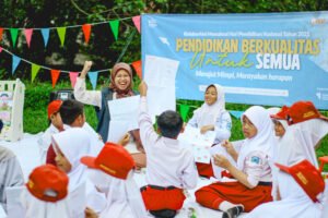 Memperingati Hari Pendidikan Nasional, Sekolah Literasi Indonesia Bersama UKM Pena Bakti Ajak Anak-anak Cianten Belajar Kreatif